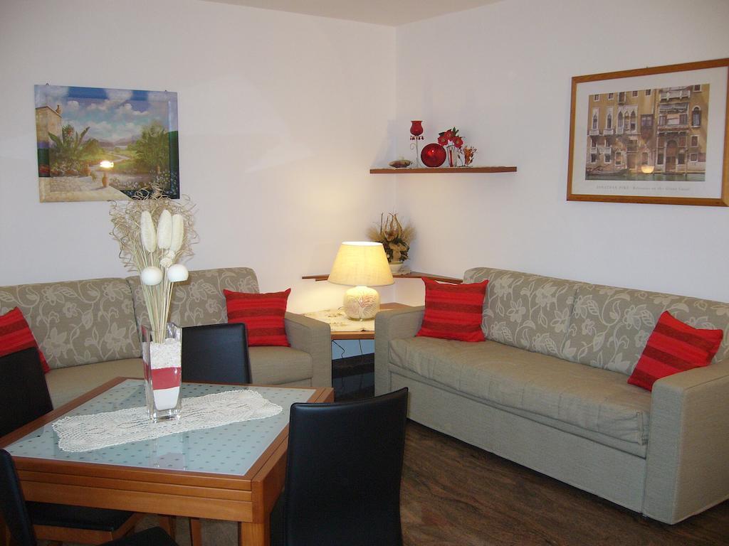 Aparthotel Feeling At Home Castenaso Ruang foto